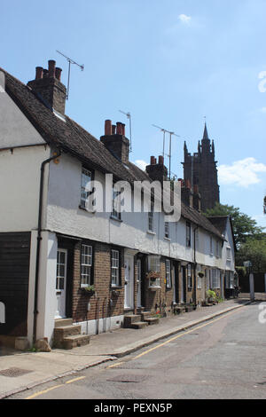 Cottage, Church Street con la torre di tutti i santi " chiesa in distanza, Hertford Town Center, Hertfordshire, Regno Unito. Foto Stock