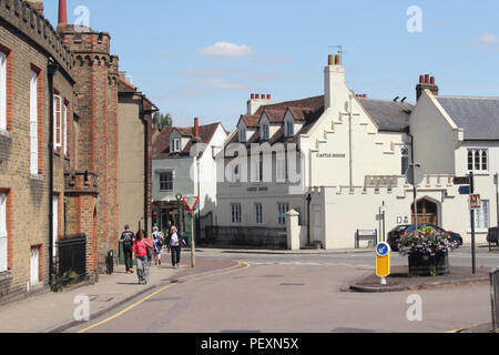 Vista da Castle Street verso la Strada della Regina, Hertford Town Center, Hertfordshire, Regno Unito. Foto Stock