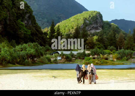 Le donne in hijabs camminando sul lungolago, Banda Aceh e Sumatra, Indonesia Foto Stock