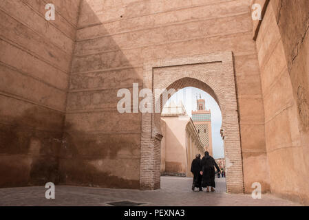 Due donne a piedi attraverso arch vicino a Moulay El Yazid moschea, Marrakech, Marocco Foto Stock