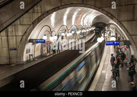 La stazione della metropolitana di Parigi, Francia Foto Stock