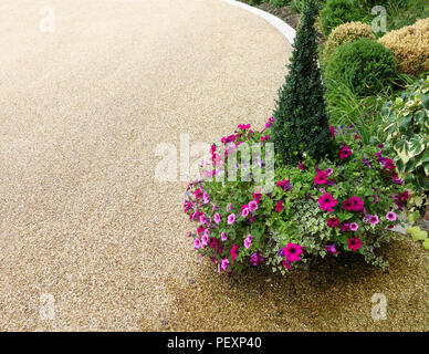 Piuttosto curvo sentiero di ghiaia nel giardino privato della grande casa di campagna in Inghilterra. Proprietà rilasciato. Foto Stock