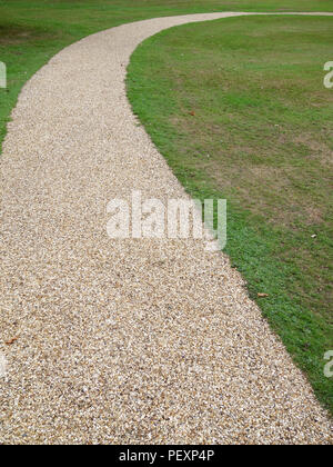 Piuttosto curvo sentiero di ghiaia nel giardino privato della grande casa di campagna in Inghilterra. Proprietà rilasciato. Foto Stock