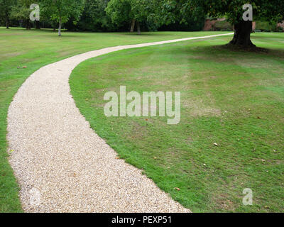 Piuttosto curvo sentiero di ghiaia nel giardino privato della grande casa di campagna in Inghilterra. Proprietà rilasciato. Foto Stock