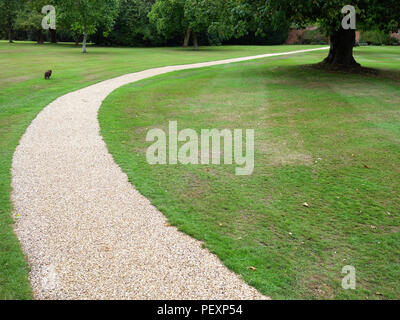 Piuttosto curvo sentiero di ghiaia nel giardino privato della grande casa di campagna in Inghilterra. Proprietà rilasciato. Foto Stock