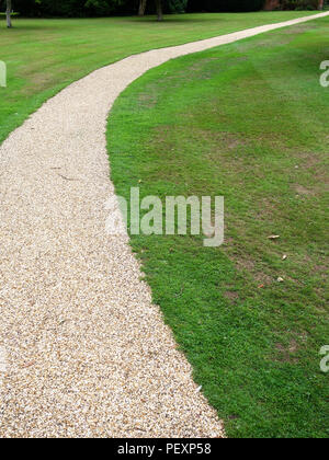 Piuttosto curvo sentiero di ghiaia nel giardino privato della grande casa di campagna in Inghilterra. Proprietà rilasciato. Foto Stock