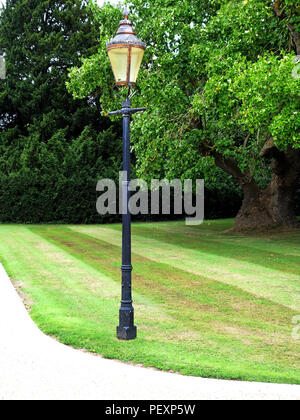 Piuttosto ghiaia percorso in giardino privato di grande casa di campagna in Inghilterra. Proprietà rilasciato. Foto Stock