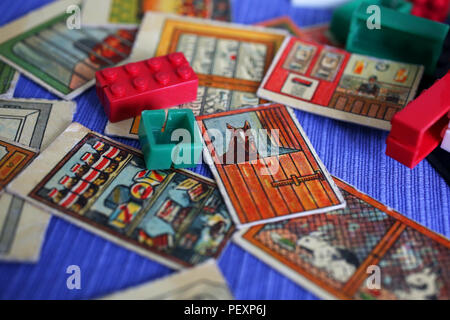 Una collezione di mattoni Kiddicraft Giocattoli dagli anni quaranta con istruzioni e picture card e Hilary Design di pagina all'interno. Sussex, Regno Unito. Foto Stock