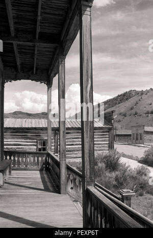 La città fantasma di Bannack nel Montana, preso dal portico del Meade Hotel. Foto Stock