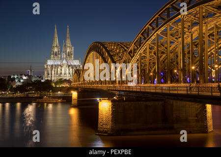 Una vista del ponte e il duomo di Colonia dal fiume di notte Foto Stock