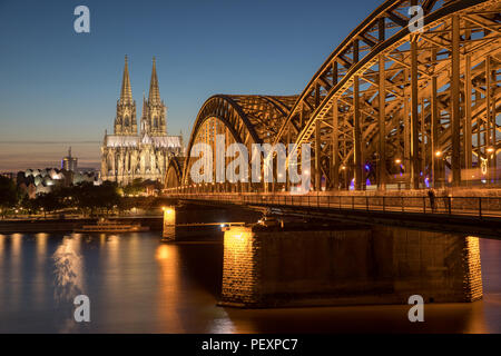 Una vista del ponte e il duomo di Colonia dal fiume di notte Foto Stock