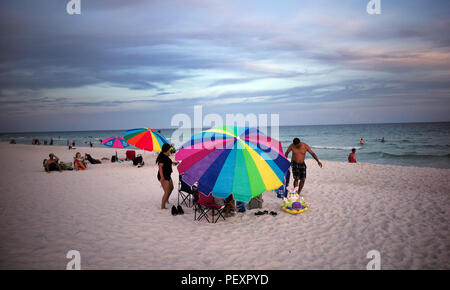 Navigare lungo la Florida è la spiaggia di Pensacola. Foto Stock