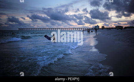 Navigare lungo la Florida è la spiaggia di Pensacola. Foto Stock