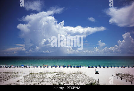 Navigare lungo la Florida è la spiaggia di Pensacola. Foto Stock