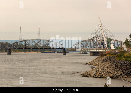 Swing ponte in acciaio per i treni a Porto di Vancouver Washington Stati Uniti Foto Stock