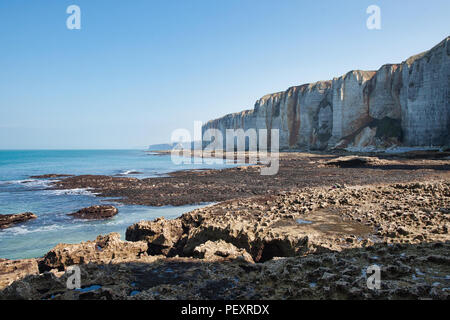 Scogliere e costa in Etretat Normandia Francia Euorpe Foto Stock