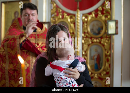 La Bielorussia, Gomel, 6 maggio 2018. Chiesa di Volotovo. Il Battesimo di un neonato.lui il battesimo di un bambino.La madre tiene il bambino sulle sue mani durante la r Foto Stock