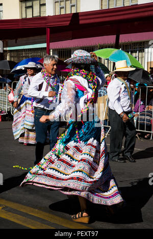 Ballerini di prendere parte all'anniversario di Arequipa celebrazioni il quindicesimo agosto lungo la Avenue Independancia Foto Stock