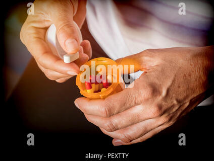 Donna di mezza età prende farmaco al giorno, concettuale di immagine Foto Stock