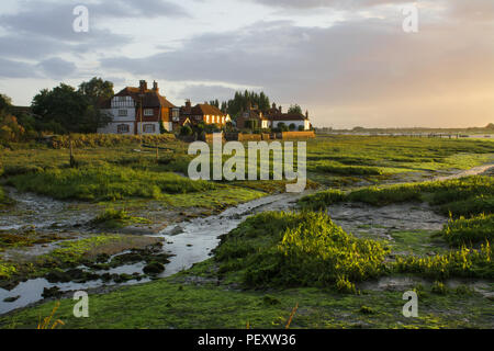 Tramonto sul porto di Bosham paesaggio nel West Sussex, Regno Unito, con spazio di copia Foto Stock