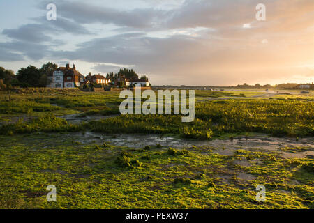 Tramonto sul porto di Bosham paesaggio nel West Sussex, Regno Unito, con spazio di copia Foto Stock