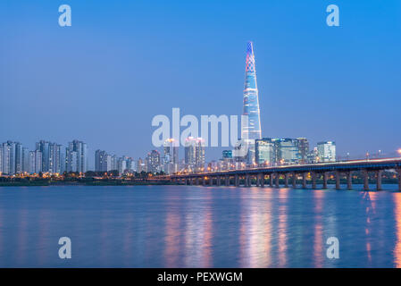 Stazione ferroviaria Jamsil ponte che attraversa il fiume Han e Lotte World Torre di Seoul città capitale della Corea del Sud Foto Stock