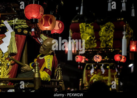 Kyoto, Giappone: Il vecchio shintoista suona il tamburo per il festival dei matsuri a Kyoto, Giappone. Foto Stock
