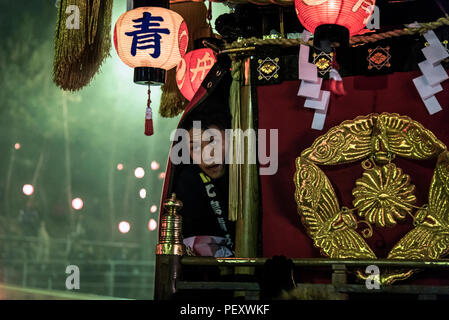 Kyoto, Giappone: Il giovane shintoista suona il tamburo per il festival dei matsuri a Kyoto, Giappone. Foto Stock