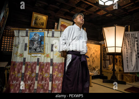 Kyoto, Giappone: Il monaco di Shinto aspetta al santuario di shinto prima che il festival di Matsuri inizi a Kyoto, Giappone. Foto Stock