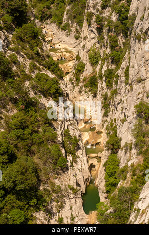 Le impressionanti canyon di Gorges de Galamus links il i dipartimenti Aude e Pyrénées-Orientales ed è una grande macchia naturale per canyoning in Francia Foto Stock