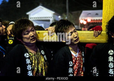 Kyoto, Giappone: I giovani giapponesi shintoisti celebrano il festival dei matsuri e portano il senzairaku sulle loro spalle Foto Stock