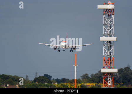 EasyJet Airbus in atterraggio a Londra aeroporto di Southend con ILS Glide Slope torre sistema di atterraggio a montanti. Instrument Landing System infrastructure Foto Stock