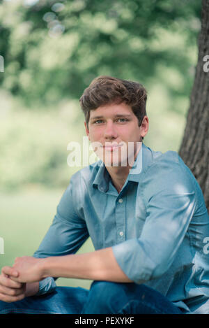 Salubre ragazzo adolescente all'aperto Foto Stock