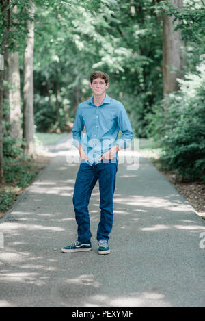 Salubre ragazzo adolescente all'aperto Foto Stock