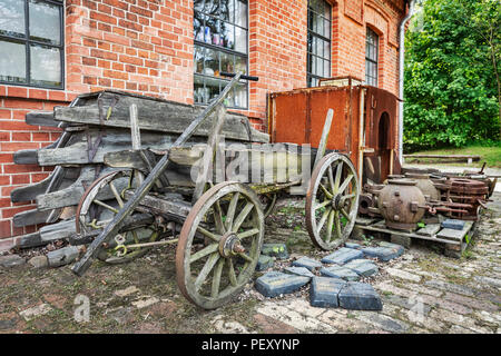 Il vecchio carro per la costruzione del nuovo Glashuette nel museo village Baruther Glashuette,nel Land di Brandeburgo, in Germania, Europa Foto Stock