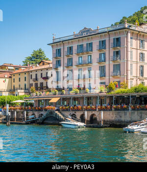 Bellagio waterfront su una soleggiata giornata estiva, lago di Como, Lombardia, Italia. Foto Stock