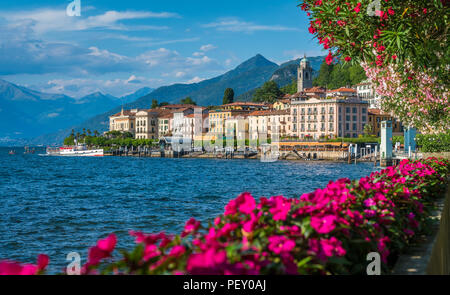 Bellagio waterfront su una soleggiata giornata estiva, lago di Como, Lombardia, Italia. Foto Stock