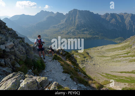 Zakopane, Polonia - Agosto 13, 2018: escursionista vicino al Czarny Staw pod Rysami e Morskie Oko laghi in Alti Tatra. Szpiglasowa Foto Stock