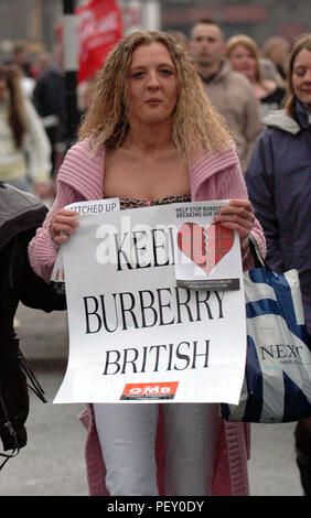 I dipendenti di Burberry marzo attraverso Treorchy nella Rhondda Valley, Wales, Regno Unito, dopo essere stati licenziati. Foto Stock