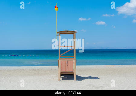 Vista di un bagnino torre contro il cielo Foto Stock