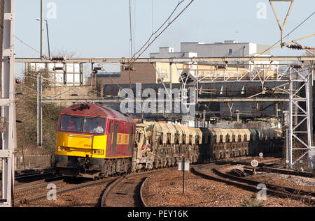 Una classe 60 locomotiva diesel numero 60062 avvicinando Stratford nella zona est di Londra con un auto di aggregati di scarico treno merci. Foto Stock
