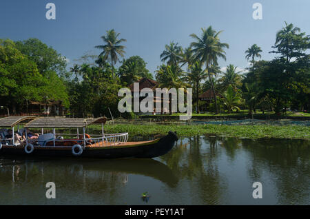 Turisti stranieri non identificati godendo la loro vacanza facendo viaggi attraverso i canali di backwater che passano attraverso. Foto Stock