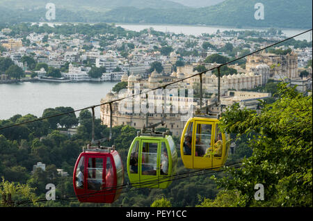 Funivia teleferica con vista panoramica del palazzo della città e del Lago Pichola in background, Udaipur, Rajasthan, India Foto Stock