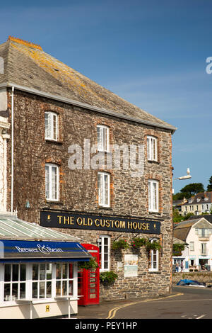 Regno Unito, Cornwall, Padstow, South Quay, vecchio rosso K6 casella telefono al di fuori del Vecchio Custom House Hotel Foto Stock