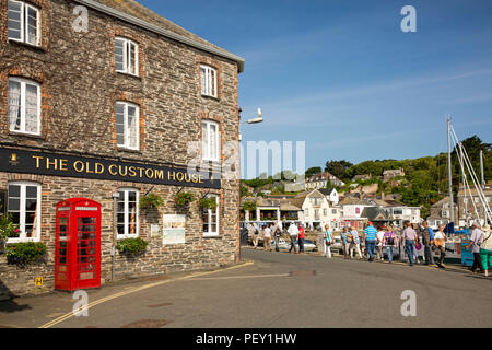 Regno Unito, Cornwall, Padstow, South Quay, vecchio rosso K6 casella telefono al di fuori del Vecchio Custom House Hotel Foto Stock