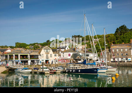 Regno Unito, Cornwall, Padstow, Strand e hillside case dal porto interno Foto Stock