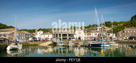 Regno Unito, Cornwall, Padstow, Strand e hillside case dal porto interno, panoramica Foto Stock