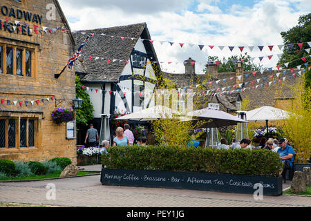 Broadway, Regno Unito - 8 Agosto 2018: Broadway è una piccola città nel distretto di Cotswold del Worcestershire,, Inghilterra, questa città è spesso indicata come la ' Foto Stock