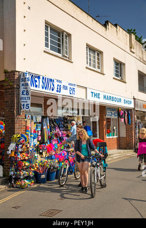 Regno Unito, Cornwall, Padstow, North Quay, i visitatori con le biciclette passando pittoresca spiaggia di merci shop Foto Stock