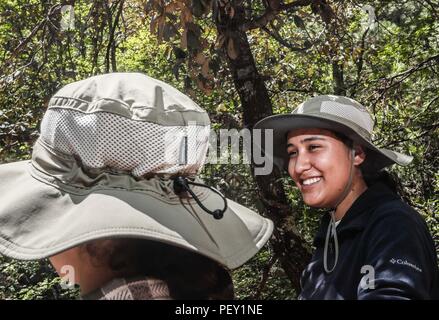 Sobreros para el sol patrocinados por Columbia, Ropa de campo. Actividad de campo, Ropa de campo, sombrero de campo, sombrero para el sol, Columbia sombrero. mujeres usando sombrero, Ropa laboral y complementos destinados al campo, montañismo y senderismo, Abbigliamento da caccia. Sunbags sponsorizzato da Columbia, campo di vestiti. Attività sul campo, campo vestiti, campo hat, cappello per il sole, Columbia hat. donne indossando un cappello, abiti da lavoro e accessori per il campo, alpinismo ed escursionismo, Abbigliamento da caccia Expedición scoperta Madrense de GreaterGood ORG que recaba datos que sirven como información de no. Foto Stock